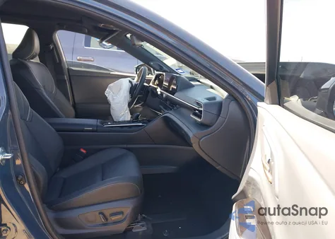 2025 Toyota Crown Signia Limited z USA, uszkodzony, nr VIN JTDACAAJ5S3009349